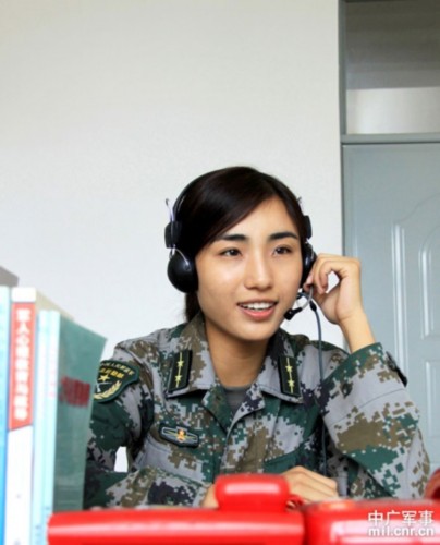 '></center><br />
　　“戰(zhàn)友，您好！歡迎致電‘軍營580’心理咨詢熱線，我們將第一時(shí)間為您送上最貼心的服務(wù)，幫助您盡快解決心理困惑……”7月15日，成都軍區(qū)駐滇某通信團(tuán)戰(zhàn)士和玉婷撥通團(tuán)隊(duì)新開通的“軍營580”心理咨詢熱線電話，話筒里傳來一段溫馨的話語，伴隨著優(yōu)美動(dòng)聽的音樂，她原先的煩悶一掃而空。<br />
　　近年來，該團(tuán)擔(dān)負(fù)的大項(xiàng)任務(wù)較多，遂行的多樣化軍事任務(wù)較重，部分官兵壓力較大，出現(xiàn)了一些心理問題?！斑^硬的心理素質(zhì)是成長進(jìn)步的必要基礎(chǔ)，是部隊(duì)?wèi)?zhàn)斗力的重要因素?！痹搱F(tuán)政治處主任楊國軍介紹說。為此，該團(tuán)通過設(shè)立了“心理健康咨詢室”，開通“軍營580”心理咨詢熱線，開設(shè)網(wǎng)上心理咨詢專欄等方法，為官兵學(xué)習(xí)心理健康常識(shí)、增強(qiáng)心理調(diào)節(jié)能力創(chuàng)造有利條件，還專門抽調(diào)3名獲得了心理醫(yī)師資格證的干部輪流值班，第一時(shí)間幫助官兵解決心理問題。<br />
　　前不久，該團(tuán)女干部楊群芳接到五連戰(zhàn)士葛瓊瓊的來電，原來小葛因意外受傷造成右手粉碎性骨折，身為連隊(duì)訓(xùn)練標(biāo)兵的她看著自己被一個(gè)個(gè)戰(zhàn)友超過，十分擔(dān)心自己拖累了連隊(duì)的整體訓(xùn)練進(jìn)度，可是她越想練，就越是力不從心。為了找準(zhǔn)問題，楊群芳帶著她到醫(yī)院進(jìn)行了系統(tǒng)檢查。得知小葛只是因?yàn)檫^于焦慮而造成心理障礙后，楊群芳悉心傳授她排解壓力的科學(xué)方法，并與連隊(duì)指導(dǎo)員一同為她量身制定適應(yīng)性訓(xùn)練計(jì)劃幫助她逐步樹立訓(xùn)練信心，克服心理障礙。在她們的鼓勵(lì)下，葛瓊瓊不僅訓(xùn)練進(jìn)度跟上來了，還在團(tuán)里組織的群眾性大比武活動(dòng)，獲得女兵三公里武裝越野個(gè)人第一名的好成績。當(dāng)小葛再一次站在領(lǐng)獎(jiǎng)臺(tái)上時(shí)，她感慨地說：“多虧了‘軍營580’，是它幫我走出了陰影，重新找回了自信。”<br />
　　據(jù)統(tǒng)計(jì)，該團(tuán)“軍營580”心理咨詢熱線開通以來已成功幫助50多名戰(zhàn)士解決了心理困惑，受到官兵們的一致好評(píng)。<p align=