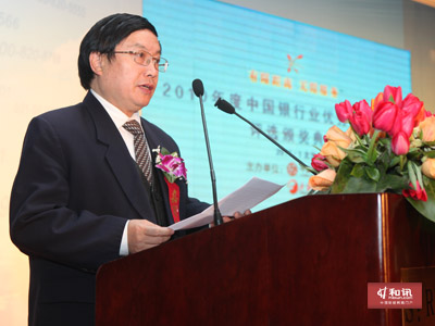 '></center><br />
　　楊再平稱客戶服務(wù)的進(jìn)一步發(fā)展需要做到一下幾點(diǎn)：<br />
　　一是完善服務(wù)規(guī)范，統(tǒng)一客服標(biāo)準(zhǔn)，不斷提升服務(wù)水平與行業(yè)聲譽(yù)。加強(qiáng)客服規(guī)范化與標(biāo)準(zhǔn)化建設(shè)，建立行業(yè)標(biāo)準(zhǔn)化參照體系；提升從業(yè)人員的專業(yè)素質(zhì)與行業(yè)認(rèn)同；不斷加強(qiáng)客服形象與品牌的宣傳推廣；努力承擔(dān)社會(huì)責(zé)任體現(xiàn)客服行業(yè)的社會(huì)價(jià)值。<br />
　　二是加強(qiáng)行業(yè)交流，共享行業(yè)優(yōu)秀成果?？头行淖鳛殂y行業(yè)的新興領(lǐng)域，缺乏現(xiàn)成的參照模式，在“摸著石頭過河”的探索與實(shí)踐中，部分“先行一步”的單位取得了優(yōu)秀的創(chuàng)新成果，需要建立一個(gè)行業(yè)的公共平臺(tái)進(jìn)行交流與推廣，通過相互分享，減少創(chuàng)新成本。<br />
　　三是抓住發(fā)展機(jī)遇，加快經(jīng)營轉(zhuǎn)型，為客戶提供綠色金融服務(wù)。各會(huì)員單位應(yīng)在合作中競爭，競爭中合作，推動(dòng)行業(yè)的轉(zhuǎn)型、升級(jí)、變革、發(fā)展，為客戶提供更多、更全、更具特色的服務(wù)，一站式滿足客戶足不出戶辦理銀行業(yè)務(wù)的需求，創(chuàng)造銀行和客戶雙贏的經(jīng)營模式，實(shí)現(xiàn)真正意義上的智能、友好、高效的“綠色金融服務(wù)”。<p align=