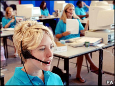 '></center><br />
<br />
　　這項(xiàng)報(bào)告來(lái)自于對(duì)300名電話問(wèn)詢中心員工的調(diào)查結(jié)果而得出，同時(shí)發(fā)現(xiàn)越來(lái)越多的大學(xué)畢業(yè)生將電話呼叫中心的工作視為一項(xiàng)長(zhǎng)期的職業(yè)。<br />
　　幾乎一半的電話問(wèn)詢中心經(jīng)理表示，他們發(fā)現(xiàn)大學(xué)畢業(yè)生的求職人數(shù)不斷增長(zhǎng)。<br />
　　來(lái)自瀚納仕人才管理咨詢有限公司（Hays Contact Centre）的研究結(jié)果顯示，近年來(lái)，熟練工人數(shù)量的逐步下降是龍頭企業(yè)面臨的主要問(wèn)題。<br />
　　該公司（Hays）總經(jīng)理杰夫·西姆（Geoff Sim）說(shuō)，電話問(wèn)詢中心對(duì)于員工的要求越來(lái)越嚴(yán)格，所以這些職位吸引具有更高學(xué)歷的求職者也就不足為奇，特別是在仍然面對(duì)經(jīng)濟(jì)危機(jī)和高失業(yè)率挑戰(zhàn)的時(shí)刻。<br />
　　行業(yè)代表、排行前50的電話問(wèn)詢中心客戶服務(wù)部主管西蒙·索普（Simon Thorpe）表示，今年尋找工作的大學(xué)畢業(yè)生人數(shù)再次創(chuàng)下新紀(jì)錄。越來(lái)越多的大學(xué)生被電話問(wèn)詢中心產(chǎn)業(yè)的職位吸引。<br />
　　在英國(guó)，電話問(wèn)詢中心可以提供優(yōu)厚的培訓(xùn)機(jī)會(huì)和富有競(jìng)爭(zhēng)力的薪金，為大學(xué)畢業(yè)生在電話問(wèn)詢和更寬闊的領(lǐng)域提供職業(yè)發(fā)展和提升的機(jī)會(huì)。<p align=