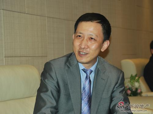 '></center><br />
　　一個企業(yè)的生存和發(fā)展就取決于它是否有創(chuàng)新理念、創(chuàng)新的步伐和創(chuàng)新的執(zhí)行。所以每一年新浪樂居都希望是創(chuàng)新，作為一家互聯(lián)網(wǎng)媒體，創(chuàng)新對我們來說尤其重要，所以每年都是以“創(chuàng)新”為主線索來開始第二年的戰(zhàn)略。今年的創(chuàng)新主要是在E=MC2理念上，我們認(rèn)為明年創(chuàng)新將在E=MC2大理念下執(zhí)行，E是有效、效果，M是平臺，C2是方法和資源的成績，我們將圍繞著營銷的效果，消費者、購房者、購房的效率這兩件事情來深入展開圍繞了“線上+線中+線下”的服務(wù)。例如，今年我們創(chuàng)新了呼叫中心，通過全國分布式的20個呼叫集群，為消費者提供線中服務(wù)。它既不是線下的看房團，也不是線上的論壇互動，而是通過線中式服務(wù)，這是新浪樂居第一家提出的。明年，這仍然是我們的創(chuàng)新之一，但會在深度上、廣度上多個擴展，所以，明年的創(chuàng)新既是新的營銷理念、用戶體驗的提升，而且還會是深度和廣度去延伸。<br />
　　<b>記者</b>：目前房地產(chǎn)互聯(lián)網(wǎng)平臺遇到最大的問題之一是競爭同質(zhì)化。新浪樂居雖然率先完成了上市，但面對越來越激烈的市場競爭，新浪樂居如何突圍，又具備了哪些不可復(fù)制的優(yōu)勢呢？ <br />
　　對我們來說，有幾個方面優(yōu)勢。我們是第一家在美國上市的網(wǎng)絡(luò)公司，資本結(jié)構(gòu)各方面是準(zhǔn)備的最充分的。其次，公司文化氛圍非常好，既繼承了新浪規(guī)范的體系，包括優(yōu)勢的資源和媒體影響力，同時每年都會有無數(shù)創(chuàng)新的業(yè)務(wù)、思維和策劃，在這些特征下，我們在文化方面就已是領(lǐng)先的。第二，在全國的布局和執(zhí)行力非常強。08年初才有4個分支機構(gòu)，到今天已有138個分支機構(gòu)，遠遠超過競爭對手，且這些分支機構(gòu)的業(yè)務(wù)增長速度也非?？臁Ｎ蚁嘈?，隨著布局的進一步加深，我們在業(yè)務(wù)創(chuàng)新方面，在行業(yè)深度方面，在規(guī)模效應(yīng)方面，對消費者的用戶體驗方面都會在2011年有進一步的提升。<br />
　　<b>記者</b>：2010年創(chuàng)新峰會，是新浪和百度首次聯(lián)袂共同主辦。那么，百度和新浪目前是怎么樣的一種合作關(guān)系，這兩個目前中國最強勢的互聯(lián)網(wǎng)平臺的資源整合會帶來怎么樣的變革？<br />
　　互聯(lián)網(wǎng)有三種模式，第一種是門戶方式，新浪是華人世界最大的也是最典型的一家。第二種模式——搜索引擎模式，百度毫無疑問是現(xiàn)在最具影響力的搜索引擎。第三種就是平常所稱的sms，即社區(qū)、論壇等，新浪微博現(xiàn)在占據(jù)非常重要的位置，有非常廣闊的前途。對中房信來說，作為一個行業(yè)的垂直的領(lǐng)導(dǎo)者、領(lǐng)先者，我們起步的時候是和新浪整合在一起，依賴新浪這個平臺成功獲得業(yè)務(wù)的擴展，以及納斯達克上市。上市后，我們沒有停止腳步，伸出另一只手和百度合作，成立了百度樂居，在搜索引擎方面實現(xiàn)了垂直化的延伸。而樂居作為中間者和新浪合作、和百度合作、和微博合作等等，所以我們是開放平臺、思維，創(chuàng)新的理念。<br />
　　<b>記者</b>： 大家都評論說今年是個政策年，但重慶樓市的表現(xiàn)仍較為搶眼，您怎么看這個現(xiàn)象？您怎么預(yù)計2011年的重慶樓市的走勢？<br />
　　國家有很多的宏觀調(diào)控出臺，尤其是對房地產(chǎn)這個比較重要的行業(yè)，我們相信政府的任何一個政策都有它調(diào)控的意義和原因。小眾服從大眾，大眾服從國家，現(xiàn)在之所以要做調(diào)控，一定有國內(nèi)外、國際各種因素所在，所以我們都應(yīng)該支持。其次，調(diào)控對房地產(chǎn)的影響是起到一定作用的，不能說完全使這個行業(yè)走向這個方向，但它仍是有一定作用的，沒有朝著不可控方發(fā)展。對于未來，我們在兩周之前承辦的在深圳舉行的2010中國財經(jīng)報道論壇上，和央視2套推出了面向大眾的聯(lián)合調(diào)查明年價格的走勢。調(diào)查結(jié)果中70%的受訪者認(rèn)為明年的房價會持平或再上升，換言之，大部分的受訪者還是認(rèn)為明年的房價會上漲或持平。但是房價是綜合性因素的反應(yīng)，不能一概而論它的漲跌。至于重慶的房地產(chǎn)行業(yè)，這次再來重慶又有很多新的感受，重慶的漂亮房子非常多，比我之前的印象要好很多。我想房地產(chǎn)行業(yè)的發(fā)展是和建設(shè)者、同行們的貢獻是分不開的，我相信未來的重慶會越來越好。<br />
　　<b>記者</b>：中國房產(chǎn)信息集團(微博)正式在納斯達克掛牌上市，至今已經(jīng)14個月了。回顧這一年，您覺得收獲了什么？接下來的2011年新浪樂居又會有什么新的戰(zhàn)略布局？<br />
　　這14個月來，我們的團隊得到了更多的鍛煉，團隊的成長和成熟度非?？?，重慶區(qū)就是個很好的例子，在郭亞軍總經(jīng)理的帶領(lǐng)下，團隊的成長速度是驚人的。第二個收獲是，按照對行業(yè)要求來發(fā)展，我們勢必要對行業(yè)有更多的認(rèn)識，包括對行業(yè)、開發(fā)企業(yè)、開發(fā)協(xié)會有更多的認(rèn)識和接觸，也會去傾聽消費者對網(wǎng)絡(luò)使用體驗的看法。這一年里，我們對網(wǎng)站的改版、用戶體驗、對行業(yè)的深度認(rèn)識都有非常大的提升。我想，這是我們公司的財富。當(dāng)然，當(dāng)其化解成生產(chǎn)力時，這也是行業(yè)、消費者的需要。第三，公司上市后，業(yè)績增長也是有目共睹，對股市、投資人、房地產(chǎn)行業(yè)的貢獻都是有目共睹，希望在明年這個時候，我們能有更多的總結(jié)和收獲。<br />
　　<b>記者</b>：新浪樂居在2010年的發(fā)展非常好，那么在接下來的2011年新浪樂居又會有什么新的戰(zhàn)略布局？<br />
　　董事會、各地的管理部門、核心管理層都會去考慮這個問題，首先就是考慮明年會在業(yè)務(wù)、行業(yè)的深度上做更多的功課，E=MC2是整體的綱要，是整個提升效率、效果的設(shè)想。其次是在全國各地進一步的擴大覆蓋面，雖然在2年內(nèi)從4個分支機構(gòu)擴張到138個，但這對于我們來說可能只是個起步，進入更多的地方讓更多的消費者體會到互聯(lián)網(wǎng)的美麗，體會到一家有理想有抱負的公司所帶來的價值。換句話說，用戶體驗將是我們明年一個很重要的功課。第三，將更多的關(guān)愛員工，在員工的職業(yè)素養(yǎng)、職業(yè)成長上有更多的付出。明年各個方面都將加強對員工的關(guān)懷。<p align=