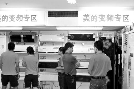 '></center><br />
<br />
　　記者日前從西安國美獲悉，國美集團(tuán)率先在行業(yè)推出三大服務(wù)舉措：組建空調(diào)專業(yè)顧問團(tuán)提供“一站式”服務(wù)；啟動“空調(diào)客戶關(guān)懷服務(wù)計劃”提供增值服務(wù)；推出“短信通”服務(wù)，為用戶提供個性化服務(wù)。據(jù)悉，國美這三項服務(wù)舉措將惠及百萬空調(diào)用戶。保證空調(diào)消費(fèi)者享受到愉悅的消費(fèi)體驗(yàn)和服務(wù)，國美呼叫中心提前啟動旺季應(yīng)對機(jī)制。據(jù)國美呼叫中心相關(guān)負(fù)責(zé)人表示，國美擁有精確到戶的客戶服務(wù)信息系統(tǒng)和完善的空調(diào)服務(wù)體系，其強(qiáng)大的自動識別系統(tǒng)，能快速鎖定消費(fèi)者完整資料，并率先實(shí)現(xiàn)了3秒快速響應(yīng)顧客需求，以全面、周到和親情的服務(wù)廣受消費(fèi)者好評。同時，近期國美專門組建了空調(diào)顧問團(tuán)，而顧問團(tuán)由國美呼叫中心星級顧問及資深顧問組成，他們非常了解相關(guān)空調(diào)知識，包括空調(diào)匹數(shù)與適用面積能效、功能、假性故障排除方法、清洗保養(yǎng)常識等專業(yè)知識，可為顧客提供從選購到送貨、安裝、使用、維修的全程服務(wù)。國美的客戶關(guān)懷工程將重點(diǎn)借助服務(wù)熱線向百萬空調(diào)新老用戶就空調(diào)使用、操作技巧、保養(yǎng)和清潔等方面進(jìn)行主動、免費(fèi)的關(guān)懷服務(wù)，同時對使用年限較長的空調(diào)進(jìn)行免費(fèi)檢測，消除消費(fèi)者的后患之憂。另外，國美推出了“短信通”服務(wù)，顧客來電或回訪通話結(jié)束后，家電顧問會根據(jù)消費(fèi)者需要，將相關(guān)信息以短信的形式發(fā)送到消費(fèi)者手機(jī)上，方便其保存、查詢。<br />
　　據(jù)陜西美的制冷產(chǎn)品銷售有限公司總經(jīng)理盧衛(wèi)生介紹，在能效標(biāo)準(zhǔn)升級和三大服務(wù)標(biāo)準(zhǔn)頒布的雙重推動下，服務(wù)大戰(zhàn)已成為家電廠商爭奪的重點(diǎn)，也代表著行業(yè)未來的發(fā)展方向。服務(wù)的完善基于企業(yè)的自信和強(qiáng)大的實(shí)力，許多專業(yè)大企業(yè)多年來始終堅持“自我完善、自我超越”，不斷提升服務(wù)標(biāo)準(zhǔn)，為消費(fèi)者創(chuàng)造更多的使用價值。<br />
　　中央空調(diào)市場的快速普及，引發(fā)了行業(yè)競爭日趨激烈，眾多中外品牌紛紛涉足中央空調(diào)領(lǐng)域，國產(chǎn)三大中央空調(diào)品牌更是風(fēng)頭強(qiáng)勁，服務(wù)全面升級。據(jù)記者獲悉，美的中央空調(diào)近日就率先在行業(yè)內(nèi)推出了“空氣能三年包修服務(wù)”，在中央空調(diào)領(lǐng)域掀起一場服務(wù)升級運(yùn)動，這也是繼美的中央空調(diào)推出免費(fèi)清洗服務(wù)之后而又一重大服務(wù)舉措。<br />
　　<b>內(nèi)涵延伸 占領(lǐng)制高點(diǎn)</b><br />
　　從“把價格做得更低一點(diǎn)”的價格大戰(zhàn)到“把網(wǎng)點(diǎn)鋪得更多一點(diǎn)”的渠道大戰(zhàn)，家電行業(yè)競爭如今進(jìn)入了“把服務(wù)做得好一點(diǎn)”的服務(wù)大戰(zhàn)。據(jù)中國家電維修協(xié)會日前提供的數(shù)據(jù)顯示，接受調(diào)查的用戶中對家電整體服務(wù)水平表示“非常滿意”的不到25%，對“不滿意”的調(diào)查顯示，其中質(zhì)量問題占34.48%，售后服務(wù)占56.53%，大部分都與維修相關(guān)。這就是對目前中國家電服務(wù)處境“尷尬”的一個最好注腳，這也是出臺空冰洗中央空調(diào)安裝、拆裝、拆洗標(biāo)準(zhǔn)的意義所在。<br />
　　西安空調(diào)業(yè)人士認(rèn)為，家電服務(wù)是一場沒有終點(diǎn)的持久戰(zhàn)，如果把家電市場的爭奪比作一場戰(zhàn)役，服務(wù)是再銷售的開始，銷售僅僅是一個開端，配送、安裝、維修等服務(wù)才是真正的“主戰(zhàn)場”。特別是隨著產(chǎn)品同質(zhì)化趨勢的加劇，服務(wù)組件成為各大空調(diào)企業(yè)競爭的焦點(diǎn)，直接關(guān)系到消費(fèi)者和經(jīng)銷商的口碑，關(guān)系到企業(yè)的生死存亡，空調(diào)龍頭廠商應(yīng)為此構(gòu)建完善的服務(wù)體系，從服務(wù)品質(zhì)上不斷提升用戶體驗(yàn)。<p align=