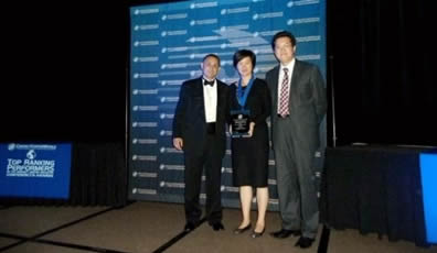 '></center><br />
　　中國(guó)移動(dòng)浙江公司客戶服務(wù)中心是國(guó)內(nèi)優(yōu)秀呼叫中心運(yùn)營(yíng)機(jī)構(gòu)的代表，于2009年12月通過CC-CMM專業(yè)級(jí)(L2)認(rèn)證。先后于2006年和2008年獲得中國(guó)最佳呼叫中心“金耳嘜大獎(jiǎng)”，于2008年獲得由亞太呼叫中心聯(lián)盟(APCCAL)頒發(fā)的“亞太最佳呼叫中心”；2010年7月在澳大利亞黃金海岸舉辦的“2010年全球最佳呼叫中心評(píng)選(亞太區(qū))”評(píng)審會(huì)議上獲得“亞太最佳呼叫中心”稱號(hào)并獲得代表中國(guó)參選全球最佳的資格。<br />
　　中國(guó)移動(dòng)浙江公司客戶服務(wù)中心在全球最頂尖賽事中取得優(yōu)異的成績(jī)，標(biāo)志著中國(guó)呼叫中心產(chǎn)業(yè)在整體運(yùn)營(yíng)能力和市場(chǎng)成熟度等方面獲得了長(zhǎng)足的進(jìn)步，其表現(xiàn)已經(jīng)獲得國(guó)際產(chǎn)業(yè)發(fā)達(dá)地區(qū)的廣泛認(rèn)可。<p align=