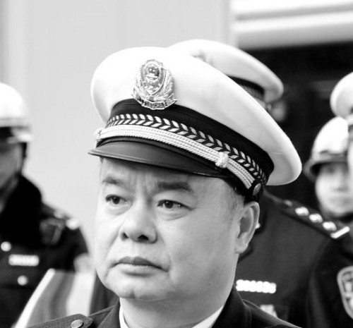 '></center><br />
　　與此同時(shí)，廈門的汽車將繼續(xù)增長。由此帶來的人、車、路矛盾將越發(fā)突出，道路交通管理的任務(wù)更加繁重，壓力更大，對管理部門水平形成嚴(yán)峻考驗(yàn)。<br />
　　導(dǎo)報(bào)記者：在預(yù)防道路交通事故方面，交警部門將如何保障道路交通安全？去年，海峽導(dǎo)報(bào)發(fā)起“小車禍大堵車”報(bào)道，對于輕微交通事故，交警部門將從哪些方面提升小事故的處理速度？<br />
　　梁鷺生：全面提升道路交通事故預(yù)防水平，實(shí)現(xiàn)道路交通安全態(tài)勢平穩(wěn)過渡，是我們道路交通管理工作的最終目標(biāo)。<br />
　　今年，交警部門將創(chuàng)新多元化的道路交通安全社會(huì)管理機(jī)制，加強(qiáng)對重點(diǎn)車輛、重點(diǎn)駕駛?cè)说墓芾恚晟岂{駛?cè)伺嘤?xùn)和考試機(jī)制，排查治理道路交通安全隱患，對道路交通事故進(jìn)行預(yù)防研判，打擊嚴(yán)重的道路交通違法行為，如超速超載、酒后駕駛等，健全重特大道路交通事故的應(yīng)急救援機(jī)制。<br />
　　其中，將聯(lián)合相關(guān)部門，力爭2011年至2012年，分二至三期，建設(shè)15到18個(gè)車輛超限超載自動(dòng)檢測抓拍系統(tǒng)，24小時(shí)全天候監(jiān)控貨車。<br />
　　在輕微交通事故上，將加大宣傳力度，繼續(xù)簡化執(zhí)法環(huán)節(jié)，增加“道路交通事故自行協(xié)商記錄單”發(fā)放渠道，完善“彩信通”平臺(tái)。對民警落實(shí)“輕微道路交通事故快速處理”情況進(jìn)行通報(bào)、考核，加大力度對道路交通事故肇事者的違法行為做出處罰。推進(jìn)道路事故施救多元化，擴(kuò)大施救力量，提高道路交通事故現(xiàn)場施救率；會(huì)同有關(guān)部門，完善保險(xiǎn)理賠服務(wù)中心便民措施。<br />
　　<b>緩解火車站、SM堵車</b><br />
　　導(dǎo)報(bào)記者：“十二五”開局之年，一系列工程開建，今年1月份，全市有126個(gè)項(xiàng)目同時(shí)啟動(dòng)，它們是否會(huì)對項(xiàng)目周邊的交通產(chǎn)生影響？在工程建設(shè)和車輛迅速增加的情況下，交警部門如何“解堵”？<br />
　　梁鷺生：面對交通需求快速增長，人、車、路矛盾日益突出，必須科學(xué)決策、綜合施策、排堵保暢。<br />
　　交警部門將積極介入道路交通管理前瞻性調(diào)研工作。結(jié)合當(dāng)前道路交通熱點(diǎn)、難點(diǎn)問題，以廈門市地下空間利用、島外新城路網(wǎng)及功能定位、廈門島第二東西通道交通布局、高崎火車站、廈門北站、枋湖長途汽車站等重大交通樞紐為重點(diǎn)，開展交通組織研究，主動(dòng)與規(guī)劃和建設(shè)單位對接，實(shí)現(xiàn)開發(fā)建設(shè)項(xiàng)目與未來交通組織有效銜接。<br />
　　繼續(xù)優(yōu)化道路交通組織。積極開展貨運(yùn)車輛的交通組織管理、人行二次過街設(shè)施建設(shè)、交通指引系統(tǒng)規(guī)劃、交通擁堵點(diǎn)段改造等項(xiàng)目，緩解道路不暢，如火車站、SM商城周邊等路段交通擁堵問題；加強(qiáng)施工路段監(jiān)管疏導(dǎo)，進(jìn)一步完善施工審批流程，減少道路施工對道路交通的影響；完善節(jié)假日期間重點(diǎn)區(qū)域昨臨時(shí)性道路交通組織，嚴(yán)防發(fā)生長時(shí)間、大面積交通擁堵現(xiàn)象。<br />
　　<b>打造廈門“車聯(lián)網(wǎng)”</b><br />
　　梁鷺生：今年交警將推進(jìn)智能化交通管控平臺(tái)開發(fā)整合工作。更新、增建探頭，依托戶外交通誘導(dǎo)提示屏、廣播媒體、門戶網(wǎng)站、手機(jī)等多種信息化載體，在全市范圍內(nèi)建立實(shí)時(shí)動(dòng)態(tài)交通誘導(dǎo)發(fā)布系統(tǒng)。<br />
　　增加電子警察裝備，加大力度對超速、闖紅燈、不按道行駛監(jiān)控抓拍，力爭在全市主要交通路口設(shè)置大型監(jiān)控探頭。<br />
　　加速建設(shè) “車聯(lián)網(wǎng)”，重點(diǎn)推進(jìn)道路交通信息射頻技術(shù)的應(yīng)用；拓寬警務(wù)通功能，力爭掌上移動(dòng)道路交通事故處理系統(tǒng)盡早開發(fā)使用；完善交警罰款收繳管理平臺(tái)，拓寬繳款渠道，開發(fā)網(wǎng)上銀行、電視繳款等方式，方便群眾。<br />
　　建設(shè)廈門交警便民服務(wù)呼叫中心（一期），建立集申辯、投訴、咨詢、服務(wù)、辦理、交流于一身的便民服務(wù)呼叫中心，在警民之間搭建起暢通的交流平臺(tái)。<br />
　　<b>違規(guī)車輛實(shí)行通報(bào)制度</b><br />
　　導(dǎo)報(bào)記者：由中央文明辦、公安部實(shí)施部署的“文明交通行動(dòng)計(jì)劃”持續(xù)三年，2011年是第二年，廈門交警將采取哪些主要舉措，讓更多人養(yǎng)成文明交通的習(xí)慣？<br />
　　梁鷺生：交警今年將大力整治交通陋習(xí)，采取現(xiàn)場處罰與監(jiān)控抓拍相結(jié)合的方式，著力解決機(jī)動(dòng)車隨意變更車道、不按導(dǎo)向行駛、輕微事故不快速處理妨礙通行等交通陋習(xí)。<br />
　　完善交通文明指數(shù)測評考核辦法。利用創(chuàng)建全國文明城市平臺(tái)，推動(dòng)相關(guān)部門進(jìn)一步完善文明單位交通評價(jià)考核辦法，并通過媒體公布得分和排名。完善“廈門市機(jī)關(guān)單位車輛查詢系統(tǒng)”建設(shè)，實(shí)行機(jī)關(guān)單位和文明單位車輛違法定期通報(bào)制度；積極協(xié)調(diào)紀(jì)檢、監(jiān)察等部門，進(jìn)一步完善公務(wù)員、黨政機(jī)關(guān)工作人員酒后駕駛等嚴(yán)重道路交通違法行為抄告制度。<br />
　　<b>市民問局長</b><br />
　　林先生：現(xiàn)在廈門的車越來越多，停車場卻不夠，停車難如何破解？<br />
　　梁鷺生：今年將配合有關(guān)部門，繼續(xù)推進(jìn)停車場規(guī)劃、建設(shè)和機(jī)制的完善，通過停車收費(fèi)等綜合管理，規(guī)范停車秩序，提高停車設(shè)施利用率。推動(dòng)規(guī)劃、交通等部門，進(jìn)一步改善貨運(yùn)車輛停車場，自駕車、旅游車、外來車輛換乘停車場條件，減少中心城市停車壓力。<br />
　　蘇先生：電動(dòng)自行車太討厭了，經(jīng)常在路上亂竄，逆向行駛，一定得好好治治它們。<br />
　　梁鷺生：今年將繼續(xù)加強(qiáng)對電動(dòng)自行車、摩的、電動(dòng)摩托車的管理。對于電動(dòng)自行車違規(guī)進(jìn)入禁行區(qū)域、違法行駛，在進(jìn)行宣傳的同時(shí)，加大整治力度，引導(dǎo)駕駛?cè)俗褚?guī)守法。<br />
　　廖小姐：仙岳路高架橋原來大貨車很多，今年限貨以后，大貨車少了，但還是有一些“漏網(wǎng)之魚”。<br />
　　王先生：動(dòng)車開通以后，火車站附近車輛很多，聽說很快又要改造，到時(shí)肯定又會(huì)更堵，怎么解決？<br />
　　梁鷺生：交警部門將根據(jù)火車站的改造，充分研判周邊交通狀況，制定周密的交通組織，對車流量進(jìn)行分流，在時(shí)段和區(qū)域上采取管制措施，調(diào)整公交、社會(huì)車輛的停放，梳理并完善廈禾路和蓮前路的調(diào)頭區(qū)，疏導(dǎo)交通。<p align=