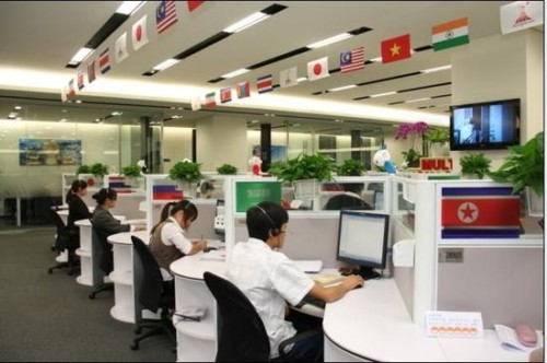 '></center><br />
　　中國(guó)移動(dòng)廣東公司工作人員介紹，在廣州亞運(yùn)會(huì)期間，外國(guó)游客撥打1258222，可得到中國(guó)移動(dòng)提供的“實(shí)時(shí)翻譯”及“預(yù)約翻譯”兩類亞運(yùn)翻譯服務(wù)。<br />
　　其中，“實(shí)時(shí)翻譯”支持一對(duì)一和三方通話翻譯服務(wù)。比如，外國(guó)游客搭乘出租車，可以通過(guò)該服務(wù)與司機(jī)、客服進(jìn)行三方通話，客服在了解游客需求后，實(shí)時(shí)將目的地信息翻譯給出租司機(jī)。而“預(yù)約翻譯”可提前預(yù)約會(huì)談、工作或同聲傳譯的專業(yè)翻譯服務(wù)，提供英、日、法、德、俄、等三十多種語(yǔ)言的預(yù)約翻譯。<br />
　　據(jù)了解，中國(guó)移動(dòng)近日在廣東整合10086、12580等電子渠道資源，推出包括多語(yǔ)服務(wù)、視頻IVR（互動(dòng)式語(yǔ)音應(yīng)答）、漫游服務(wù)、亞運(yùn)投訴、網(wǎng)站英語(yǔ)專區(qū)服務(wù)、電子渠道服務(wù)、1258088亞運(yùn)票務(wù)熱線、12580綜合信息服務(wù)、1258013亞運(yùn)視頻導(dǎo)航、1258222亞運(yùn)電話翻譯等十項(xiàng)業(yè)務(wù)。<br />
　　據(jù)悉，中國(guó)移動(dòng)在廣東調(diào)集了938個(gè)12580坐席共1316名工作人員提供信息查詢服務(wù)，日均話務(wù)接入量目前達(dá)到15萬(wàn)次左右。此外，除了漢語(yǔ)、粵語(yǔ)之外，12580工作人員將提供英語(yǔ)、日語(yǔ)、韓語(yǔ)、阿拉伯語(yǔ)、俄語(yǔ)、越南語(yǔ)、泰語(yǔ)等9個(gè)語(yǔ)種的空中翻譯服務(wù)。<p align=