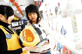 '></center><br />
　　<b>百元過冬小家電溫情巨獻(xiàn)</b><br />
　　目前，北方大部分地區(qū)暫時(shí)還沒有開始供暖，電暖器等成為取暖首選；當(dāng)北方地區(qū)開始供暖后，室溫增高室內(nèi)干燥，消費(fèi)者對(duì)加濕器的需求增加。加上冬季又是傳統(tǒng)養(yǎng)生進(jìn)補(bǔ)的最佳時(shí)機(jī)，豆?jié){機(jī)、電磁爐等廚衛(wèi)小家電的銷量也大幅上升。<br />
　　據(jù)了解，早在霜降之前，永樂就將各類過冬小家電作為市場(chǎng)主推，并聯(lián)合廠商推出全品類小家電，包括廠商新品。永樂電器賣場(chǎng)促銷員說：“今年取暖家電外觀相比去年更時(shí)尚，多采用液晶觸摸屏，在顏色、材料方面也有突破，不僅家電材料更高科技化、功能更豐富，更重要的是，價(jià)格從100元到1000元不等，適合不同消費(fèi)者需求?！?br />
　　<b>精品廚衛(wèi)集中上市</b><br />
　　冬季是傳統(tǒng)養(yǎng)生進(jìn)補(bǔ)的最佳時(shí)機(jī)，因此設(shè)計(jì)精良的廚衛(wèi)家電產(chǎn)品需求大增。<br />
　　“兩類消費(fèi)人群的需求有著細(xì)微的差別”。永樂電器廚衛(wèi)負(fù)責(zé)人說，“二次消費(fèi)因?yàn)槎嗍钱a(chǎn)品更新?lián)Q代，所以會(huì)更注重產(chǎn)品的功能性、設(shè)計(jì)的便利性和外觀的精美性，對(duì)服務(wù)的要求也比較高。如‘嵌入式’油煙機(jī)、灶具增加了觸摸屏、電子遙控等功能，智能化趨勢(shì)更加明顯，有些產(chǎn)品還增加了放置微波爐、烤爐等小家電的空間，設(shè)計(jì)更加人性化。”<br />
　　在服務(wù)上，永樂聯(lián)合廠商共推產(chǎn)品優(yōu)質(zhì)服務(wù)，如在永樂購(gòu)買海爾廚衛(wèi)產(chǎn)品可享受10年免費(fèi)包修，選購(gòu)櫻花廚衛(wèi)不僅可以“永久免費(fèi)安全檢查”、而且還將享受到“永久免費(fèi)送油網(wǎng)”的服務(wù)。<br />
　　同時(shí)，永樂還通過呼叫中心開辟了小家電咨詢通道。消費(fèi)者不僅可以咨詢賣場(chǎng)促銷活動(dòng)，還可以將對(duì)小家電的需求、心理價(jià)格段告知永樂家電顧問，家電顧問會(huì)根據(jù)需求，為消費(fèi)者提供專業(yè)的選購(gòu)建議。消費(fèi)者也可以電話預(yù)約，拿到預(yù)約號(hào)后，選擇一個(gè)合適的時(shí)間就近去永樂門店選購(gòu)。<p align=