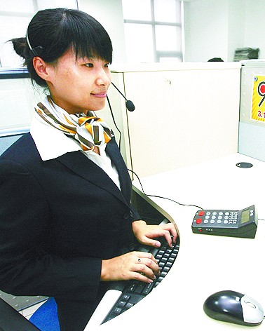 '></center><br />
　　要問(wèn)姑娘們最高興的事是什么，得到的一致回答就是讀者對(duì)自己的工作認(rèn)可、贊揚(yáng)。“我記得2008年的時(shí)候 ，因?yàn)閹椭从沉艘粋€(gè)問(wèn)題，有一個(gè)老大爺還寫(xiě)了一封感謝信給我，讓我興奮了好幾天?！苯泳€(xiàn)員陳媛興奮地說(shuō)。這件事發(fā)生在2008年 12月份，一位自稱(chēng)姓林的老大爺打通了半島熱線(xiàn)，由于大爺年事已高，口齒不清楚，陳媛一開(kāi)始聽(tīng)不懂林大爺在講什么，但她并沒(méi)有著急，而是和大爺慢慢溝通，讓大爺慢慢講，她一遍一遍地核實(shí)。足足溝通了至少十分鐘，陳媛才明白老人原來(lái)反映的是錯(cuò)埠齡三路上有一個(gè)老年活動(dòng)中心，1993年建成后就一直閑置，而小區(qū)內(nèi)住著700多名老人，大家都眼巴巴地盼著活動(dòng)中心啟用呢。老人講，從2005年開(kāi)始他們就不斷向有關(guān)部門(mén)反映此事，但反映了不知道多少次了就是沒(méi)人過(guò)問(wèn)，老人抱著試試看的態(tài)度撥打熱線(xiàn)向《半島都市報(bào)》求助，希望報(bào)社能幫他們反映一下。 <br />
　　陳媛認(rèn)真地記錄下了老人的話(huà)，心里盼著老人反映的問(wèn)題能盡快得到解決。第二天，陳媛到單位后拿起報(bào)紙一看，林大爺反映的事情見(jiàn)報(bào)了，而且登了很大一個(gè)篇幅?！皬膱?bào)紙上看到，這個(gè)問(wèn)題政府部門(mén)已經(jīng)過(guò)問(wèn)了，我覺(jué)得很高興，大爺反映的問(wèn)題終于得到解決了。讓我更沒(méi)想到的是，一周后我竟然收到了大爺寄過(guò)來(lái)的感謝信，大爺一再言謝，讓我都很不好意思，畢竟我只是做了自己該做的工作?！?<br />
　　<b>助力花季女孩捐遺體</b> <br />
　　因?yàn)槭切侣劅峋€(xiàn)，讀者反映的“急事”特別多。接線(xiàn)員李維潔向記者講述了這樣的一次經(jīng)歷：2009年9月25日上午8時(shí)許，她接到一位女士打來(lái)的電話(huà)，聲音悲傷，說(shuō)話(huà)間聲淚俱下。原來(lái)，這位女士親戚家的孩子當(dāng)天早晨6時(shí)左右剛剛?cè)ナ?，孩子?7歲，名叫小潔，就讀于青島58中，在校品學(xué)兼優(yōu)，一年前，小潔被查出患有原始神經(jīng)外胚層瘤，學(xué)校得知此事，組織全體師生為其捐款 10余萬(wàn)元，與此同時(shí)，社會(huì)上各界好心人士也慷慨解囊，盡力幫助這位苦命的孩子。女孩很堅(jiān)強(qiáng)，忍著病痛的折磨從不叫苦，生命彌留之際留下遺愿，要把自己的遺體捐獻(xiàn)，供醫(yī)學(xué)專(zhuān)家研究。 <br />
　　“聽(tīng)了這個(gè)電話(huà)之后，我心情變得很沉重，為這個(gè)年輕生命的消逝感到痛惜，同時(shí)也被她的遺愿所深深感動(dòng)。”李維潔說(shuō)，按照醫(yī)院的要求，孩子的遺體上午9時(shí)就要被拉走，她們?yōu)榇撕苤?，不知道該找什么部門(mén)將孩子的遺體捐出去，眼看著時(shí)間就剩下不到一個(gè)小時(shí)了，孩子的家屬們急得團(tuán)團(tuán)轉(zhuǎn)，就想到了求助本報(bào)?！?記錄下這條信息后，我也跟著著急起來(lái)，趕緊通知了熱線(xiàn)值班記者，和記者溝通后，記者馬上趕了過(guò)去，路上我還不斷向他提供情況?！崩罹S潔說(shuō)，第二天她看到本報(bào)的報(bào)道，孩子的遺愿最終得到了實(shí)現(xiàn)，那一刻，她的心情格外復(fù)雜?！按耸逻^(guò)去快一年了，期間也接到過(guò)類(lèi)似的新聞線(xiàn)索 ，有人得了重病不久于人世，想要捐獻(xiàn)遺體，不知道他們是不是受了小潔的影響，但是，每每接到此類(lèi)線(xiàn)索，總能讓我想起小潔給我的最初感動(dòng)?！?<br />
　　<b>第一天上崗就逮住了猛料</b> <br />
　　在接線(xiàn)員孫媛的接線(xiàn)生涯中，第一天上崗的經(jīng)歷讓她最為難忘。那一天，第一次參加工作，第一次戴上耳機(jī)的她，第一次“出手”就逮住了一個(gè)猛料，這件事至今在呼叫中心傳為美談。 <br />
　　“2008年8月1日，呼叫中心正式開(kāi)通，那天我早早地就來(lái)到了自己的崗位，戴上耳機(jī)，期盼著自己的電話(huà)會(huì)響起悅耳的鈴聲。這個(gè)時(shí)候，電話(huà)真的響了?！?，14號(hào)為您服務(wù)請(qǐng)講……’雖然已經(jīng)經(jīng)過(guò)培訓(xùn)，但當(dāng)時(shí)我的心里‘撲通撲通’的，有些興奮并夾雜著一絲緊張……”孫媛講述說(shuō)，電話(huà)那頭，傳來(lái)一個(gè)回應(yīng)的聲音，“您好，請(qǐng)問(wèn)是半島都市報(bào)嗎？”“是的，是半島熱線(xiàn)，請(qǐng)問(wèn)有什么可以幫您？”來(lái)電的是一位姓姚的先生，他說(shuō)他們是一支夏令營(yíng)隊(duì)伍，由30名中小學(xué)生組成，從龍口步行來(lái)到青島，現(xiàn)在扎營(yíng)在青島農(nóng)業(yè)大學(xué)，孩子們很想到奧帆基地去參觀，可是遇到阻礙，來(lái)尋求本報(bào)的幫助。孫媛迅速地敲打著鍵盤(pán)，仔細(xì)地記錄著內(nèi)容，檢查了一下新聞的要素并核實(shí)后，表示已經(jīng)將他的反映記錄下來(lái)，記者隨后和他聯(lián)系后，禮貌地掛斷了電話(huà)?！斑€記得當(dāng)時(shí)穆老師就站在我的身后，說(shuō)了句‘如果是真事，說(shuō)不定會(huì)見(jiàn)報(bào)的?！黄淙唬诙煺娴目橇?，還是一個(gè)大稿子，真的好興奮，說(shuō)不出來(lái)的感覺(jué)，因?yàn)檫@是呼叫中心成立以來(lái)，我接到的第一個(gè)熱線(xiàn)……對(duì)我來(lái)說(shuō)有著很深刻的意義！我堅(jiān)信這是個(gè)好的開(kāi)始！”孫媛說(shuō)，通過(guò)那次經(jīng)歷，她體會(huì)到雖然自己是個(gè)新聞的“二傳手”，但能把線(xiàn)索及時(shí)地轉(zhuǎn)給記者，在線(xiàn)索得到使用的時(shí)候，獲得的有驚喜，還有成功的自豪感。 <br />
　　<b>想跑到現(xiàn)場(chǎng)揍逃逸車(chē)主</b> <br />
　　1987年出生的王飛是13個(gè)接線(xiàn)員中唯一的一位爺們，雖然每天生活在姑娘群中，小伙子作為男人的血性可沒(méi)有丟失。在接到的眾多電話(huà)中，有不少是車(chē)禍的，其中車(chē)主撞人后逃逸也是常見(jiàn)事，每次遇到這樣的電話(huà)，王飛都是氣不打一處來(lái)。尤其是發(fā)生在2010年 6月10日的一次車(chē)禍，車(chē)主在將一名過(guò)馬路學(xué)生撞出10米遠(yuǎn)后竟駕車(chē)逃逸，氣得他直想跑到現(xiàn)場(chǎng)抓住肇事司機(jī)揍一頓。 <br />
　　“那天是晚上9點(diǎn)半左右，一個(gè)男子打來(lái)電話(huà)，聲音都是顫抖的，顯得特別氣憤，也很慌張，他說(shuō)，在四方區(qū)撫順路上，青島理工大學(xué)門(mén)口附近，剛剛發(fā)生了一場(chǎng)車(chē)禍，一輛飛馳的轎車(chē)將一個(gè)正在過(guò)馬路的學(xué)生撞倒了，被撞倒的學(xué)生血肉模糊倒在了路上，轎車(chē)是一輛別克凱越，車(chē)還在，但司機(jī)已經(jīng)逃逸了……”電話(huà)中，男子還描述了現(xiàn)場(chǎng)，并告訴王飛，被撞的同學(xué)已經(jīng)被送到附近的醫(yī)院，但這個(gè)同學(xué)已經(jīng)沒(méi)有了呼吸。這時(shí)，男子對(duì)逃逸的車(chē)主禁不住一陣唾罵，王飛也想跟著罵，但想到自己作為接線(xiàn)員的身份就忍住了，放下電話(huà)，早已經(jīng)怒火中燒的王飛還是忍不住罵了…… <br />
　　“4月19日，平度市發(fā)生車(chē)禍，母子二人當(dāng)場(chǎng)喪命，車(chē)主逃逸；5月15日 ，萊西市區(qū)，一個(gè) 17歲的女孩被面包車(chē)撞倒，車(chē)主逃逸；6月16日，即墨市，一個(gè)女子被一個(gè)滿(mǎn)身酒氣的男子駕車(chē)撞倒，男子逃逸……”王飛說(shuō)，在接到的重大車(chē)禍反映中，肇事司機(jī)逃逸的情況相當(dāng)普遍，接線(xiàn)員也是讀者，也是普通市民，他真的希望這樣的事情越少越好。<p align=