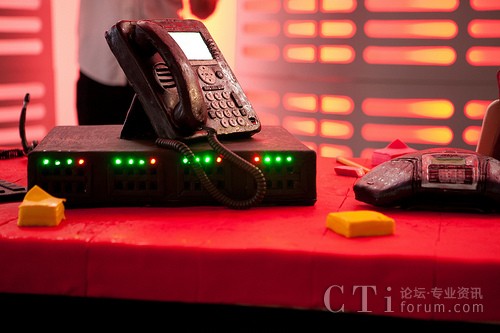  /></center><br />
　　蛋糕所呈現(xiàn)的代表設(shè)備包括了Avaya IP Office、Avaya 9508數(shù)字電話與9650 IP電話、一部Avaya B159會(huì)議電話、以及含Avaya one-X Communicator的視頻會(huì)議監(jiān)視器等。 它們和包括數(shù)據(jù)、WiFi與無(wú)線電話在內(nèi)的其它Avaya解決方案一起，將全面應(yīng)用于Buddy Valastro的蛋糕店。 <br />
<center><img src=