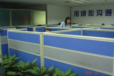 '></center><br />
　　1、中心主任或值班經(jīng)理每小時一次“走動管理”，主動協(xié)助處理座席代表記錄下來的重點和疑難問題，使座席代表的緊張心理壓力得到調(diào)整和釋放。<br />
　　2、值班中座席代表出現(xiàn)語氣不耐煩或語音語調(diào)過高，客服中心主任或值班經(jīng)理則會立即通過飛信傳遞一個微笑符號或一句溫情提示，雖“無聲無息”，卻起到了很好的效果。<p align=